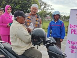 Peduli, Kapolres AKBP Galih Indragiri bersama Istri Bagikan Takjil ke Tukang becak dan Supir Truck dijalan Poros Masamba