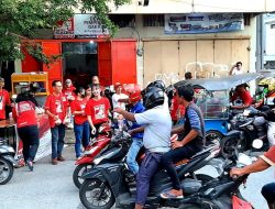 Berbagi Kepada Sesama dan Harapkan Keberkahan Ramadan, DPD PSI Kota Makassar Bagikan Ratusan Takjil ke Pengguna Jalan
