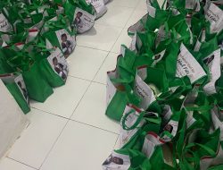 Jelang Idul Fitri, Ome Bagi Ratusan Paket Lebaran