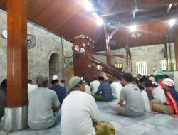 Jemaah Masjid Jami Tua Palopo Salat Gerhana