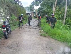 TNI-Polri Gotong Royong Eksekusi Kabel Listrik, Musim Hujan Warga Tator Diminta Waspada