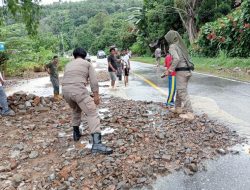 Satpol PP Luwu Timur Bantu Masyarakat Bersihkan Material Longsor di Desa Maliwowo