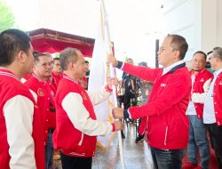 Pakai Kaos Merah, Ribuan Masyarakat Ikuti Jalan Santai Ikatan Alumni Unhas Luwu Timur