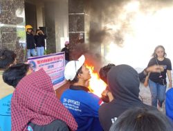 Demo Jalan Rusak Simbuang Mappak, Massa Lempari Kantor Bupati Tana Toraja Lumpur