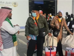Jemaah Calon Haji Indonesia Tiba di Madinah, Disambut Senandung Thala’al Badru