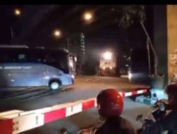 Bus TNI AL Terobos Perlintasan Kereta Api, Hampir Tertabrak…