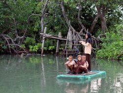 Perjuangan Lima Pelajar Desa Barowa Menyeberang Pakai Rakit Gabus