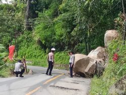 Longsor Batu di Battang Barat, Jalan Poros Palopo-Toraja Tertutup Sebagian
