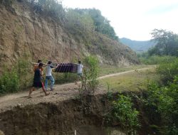 Jalan Rusak, Warga Bau Selatan Tana Toraja Tandu Seorang Ibu yang Baru Melahirkan ke Puskesmas