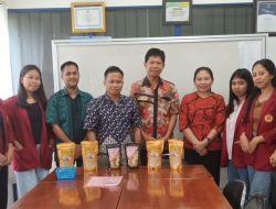 Penarikan Mahasiswa Magang UKI Toraja di Palopo Pos,  Diwarnai Tangis Haru