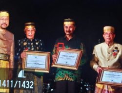 Ketum KKLR Arsyad Kasmar Berikan Penghargaan ke Mantan Ketua KKLR Buhari Kahar dan Mantan Ketua KKTL Dr Andi Arus Victor