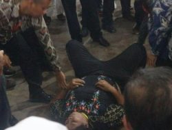 Astaga, Seorang Emak-emak di Medan Ngamuk dan Lempar Sendal ke Arah Presiden Jokowi