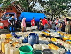700 KK Warga Kampung Nelayan Kelurahan Untia Terharu Menyambut Aksi PSI Bagi-bagi Air Bersih PDAM