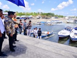 Pemprov Sulsel Serahkan Bantuan 8 Unit Kapal Nelayan di Bulukumba