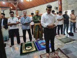 Usai Salat di Masjid Jami’ Tua, Anies Serahkan Infaq Rp5 Juta