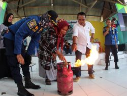 Pertamina Fuel Terminal Palopo Ajarkan “Emak-emak” Padamkan Api