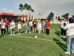 Tendang Bola ke Gawang, Pj Wali Kota Batu dan Ketua DPRD Sulsel Buka Liga Mini Soccer IKA SMANSA Makassar Seri 3