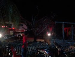 Respon Cepat, Damkar Palopo Berhasil Padamkan Kebakaran Satu Rumah di Purangi