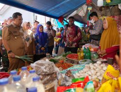 Tinjau Harga Kebutuhan Pokok di Pasar Daya, Pj Gubernur Bahtiar Pastikan Inflasi di Sulsel Terkendali