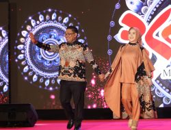 Mirip Model,  Pj Wali Kota dan Istri Tampil Memukau pada Fashion Show HUT Sulsel