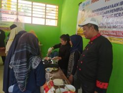 Dosen UNM Melatih Pembuatan Kue SUS Substitusi Tepung Beras Merah Ibu Rumah Tangga di Kecamatan Pamboang Kabupaten Majene