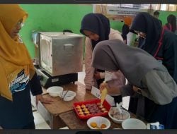 Bersama Dosen UNM, Ibu Rumah Tangga Kecamatan Pamboang Berlatih Membuat Pie Puree Ubi Ungu