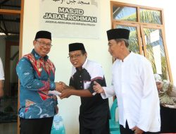 Pj Wali Kota Asrul Sani Serahkan Sembilan Sertifikat Wakaf/BMN