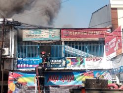 Breaking News! Toko Ada Jaya di Jl. Mangga Palopo Dilalap Api