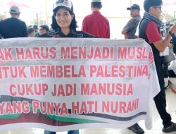 Seorang Perempuan Non Muslim Asal Makassar Ikut Aksi Bela Palestina di Palopo