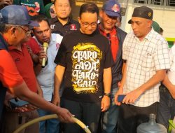 Saksikan Pembagian Air Bersih Relawan ke Warga, Anies: Harus Ada Solusi Jangka Panjang