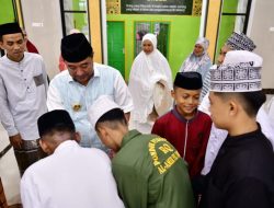 Singgah di Masjid Al Amir Fil-Jannah Bajoe, Pj Gubernur Doakan Tahfidz Yatim Sukses dan Semangat Belajar
