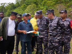 Pj Gubernur Bahtiar Tinjau Lahan Hibah Warga untuk Pembangunan Pos Angkatan Laut TNI AL di Bone