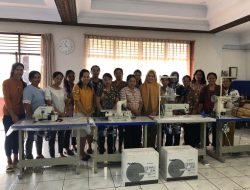 Dekranasda Sulsel Support Bantuan Peralatan Industri Kerajinan Anyaman di Tator