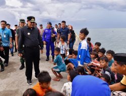 Bahtiar Baharuddin Semangati Anak Nelayan di Takalar untuk Jadi Pemimpin