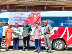Anggota DPR RI Sarce Bandaso Serahkan Bantuan Dua Unit Bus ke BPS Gereja Toraja