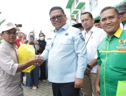 Pj Wali Kota Serahkan Bantuan kepada Warga Rusun Susun Songka