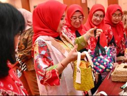 Tutup PKW Dekranasda, Sofha Marwah Bahtiar Gunakan Baju Berbahan Kain Ecoprint Karya Sendiri
