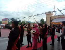 Pisah Sambut, Kapolres Luwu Utara AKBP Muhammad Husni Ramli Disambut Upacara Pedang Pora