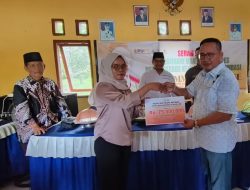 Anggota DPR RI Muhamad Fauzi Serahkan Modal BUMDes di Malangke Lutra