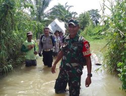 Jalan Kaki TNI-Polri Kawal Distribusi Logistik Pemilu di Tengah Banjir