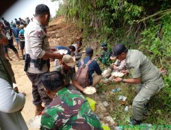 Satpol-PP Palopo dan Aparat TNI Pertama Tiba di Lokasi Longsor Bastem