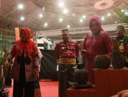 Pj. Wali Kota Tinjau  Booth Pameran pada Inacraft 2024 di JCC Jakarta