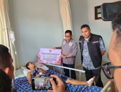 HMD Dampingi Pj Gubernur Besuk Korban Longsor dan Serahkan Bantuan Perawatan