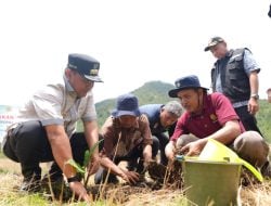 Usai Tanam Sukun, Pj Gubernur Sulsel Serahkan Bantuan Darurat dan Logistik Longsor di Kabupaten Luwu