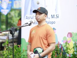Kadis DLH Emil Nugraha Salam Beri Award kepada Petugas Kebersihan