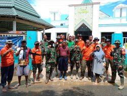 Satpol-PP Kerja Bakti Bersihkan Lumpur di Masjid Jl.  Belimbing