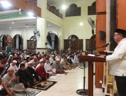 Pj Wali Kota Palopo Tarawih Pertama di Masjid Agung