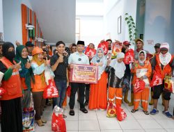 UMB Palopo Serahkan Paket Sembako kepada 375 Petugas Kebersihan DLH Palopo