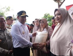Pj Gubernur Sulsel Kunjungi Lokasi Banjir di Suli, Beri Bantuan Sembako ke Warga Terdampak