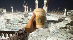 Wakil Ketua DPRD DKI Unggah Minuman Starbucks di Masjidil Haram, Warganet: Kakbahnya Ditutup Produk Pendukung Genosida